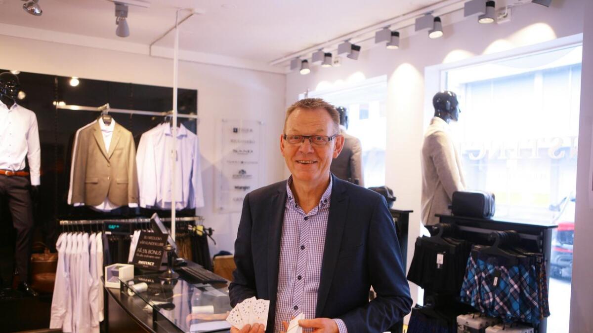 Innehavar av klesbutikken Instinct, Petter Hanøy, er glad for at systemet som no blir føreslått er enklare enn det gamle, men skulle helst sett at det framleis var gratis.