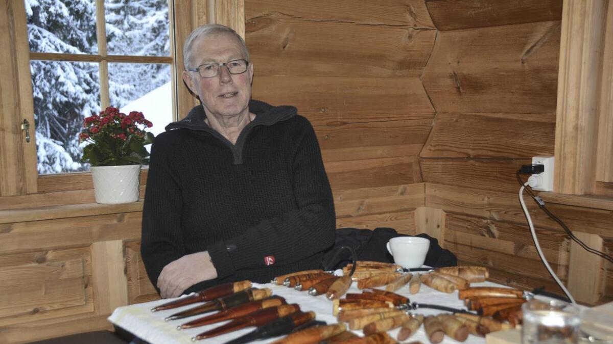 Odd Jørgen Bergland frå Fyresdal hadde med seg ei rekkje knivar og skaftemne for sal på jolemarknaden på Rauland.