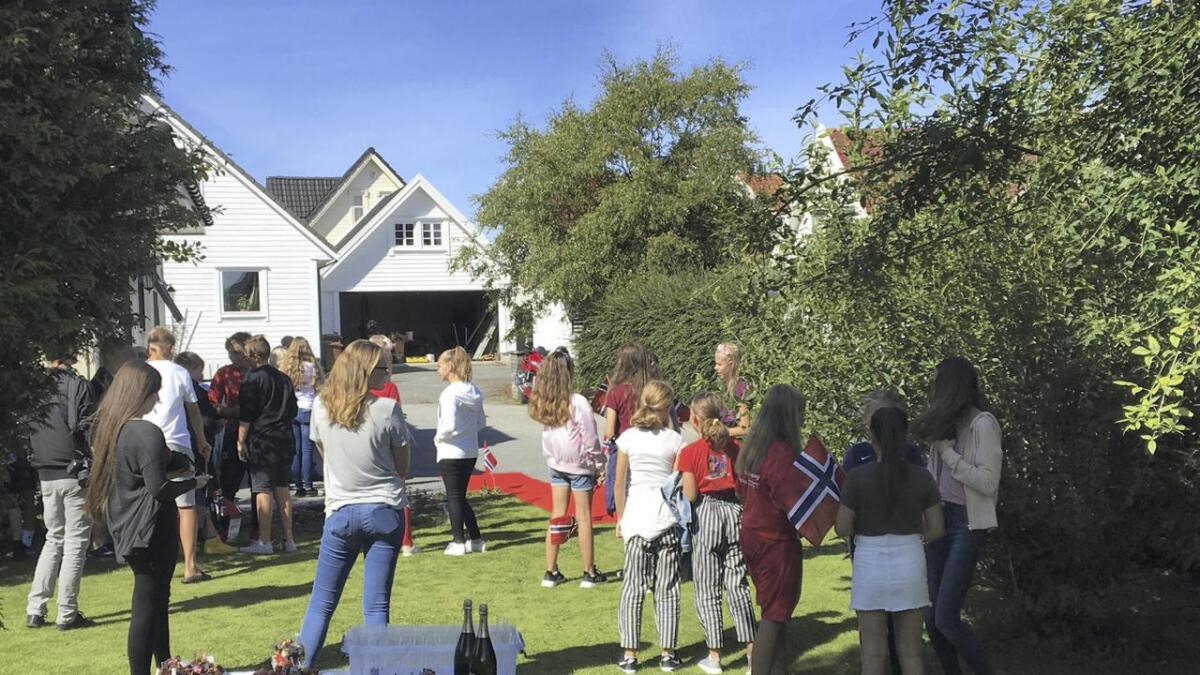 Då Idar kom heim frå Molde på måndag, stod alle klassekamaratane og heile familien og venta.