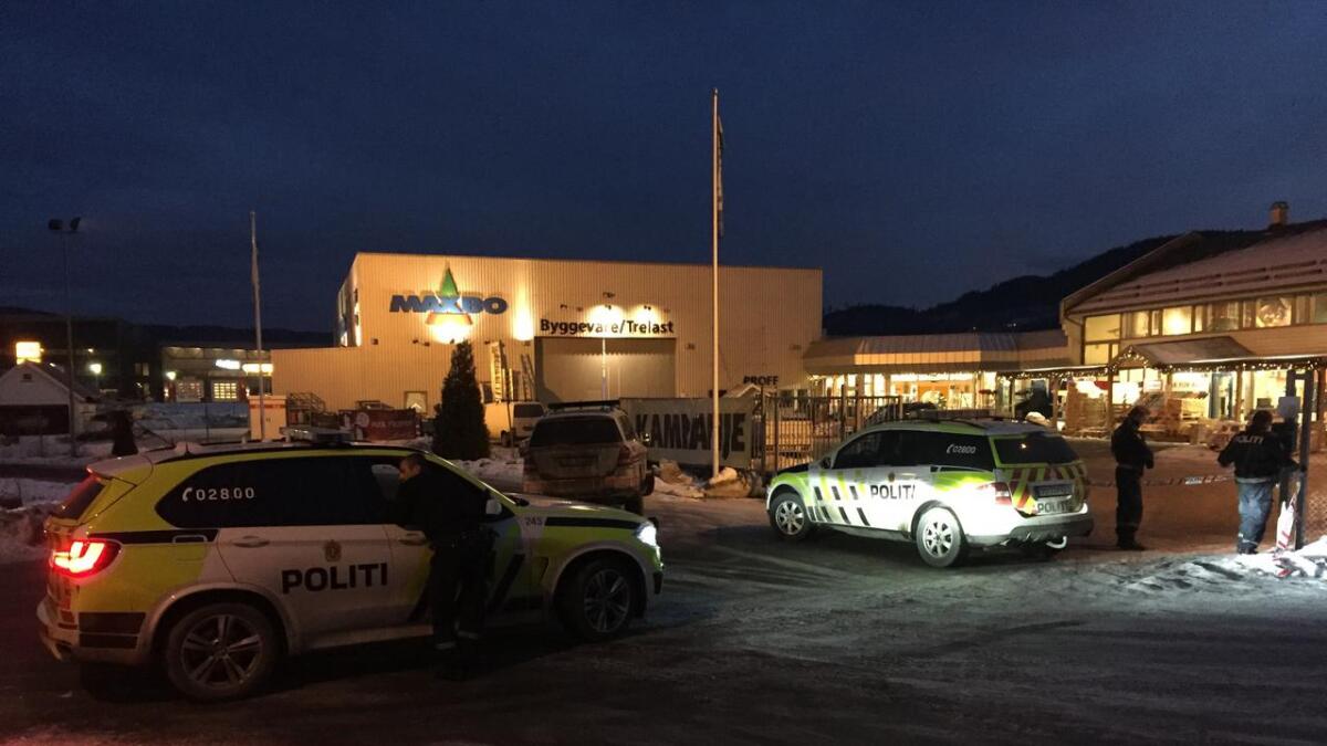 En 22 år gammel ansatt ved Maxbo Notodden tok livet av en 42 år gammel kunde inne i butikken lørdag 3. desember. I dag forklarte tiltaltes mor seg.