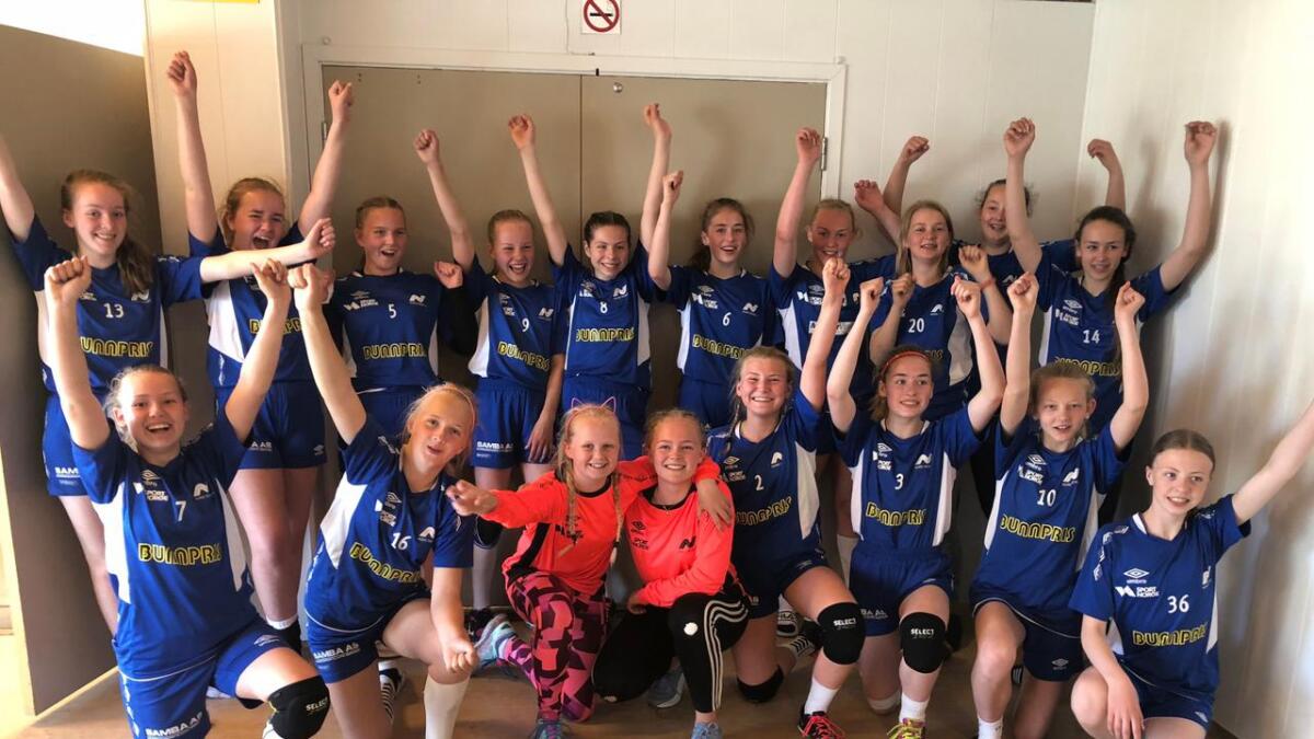 Nore Neset jenter 13 fekk to lag til semifinalen i Stord-cup. Eitt av laga vann finalen. Gjengen feira sigeren i lag.