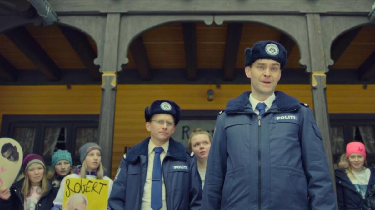 Vidar Magnussen (fremst) som politimannen Magnus Undredal. Bak ser ein statistar frå Tokke skule.