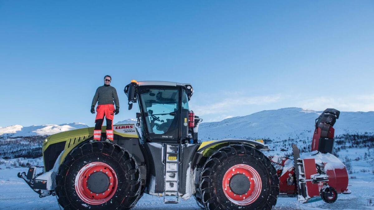 Tormod Eitrheim er maskinentreprenør i Hemsedal. Arbeidsplassen er ein CLAAS Xerion 4000. – I mine auge er dette verdas beste traktor. Me er bestekompisar, seier han.