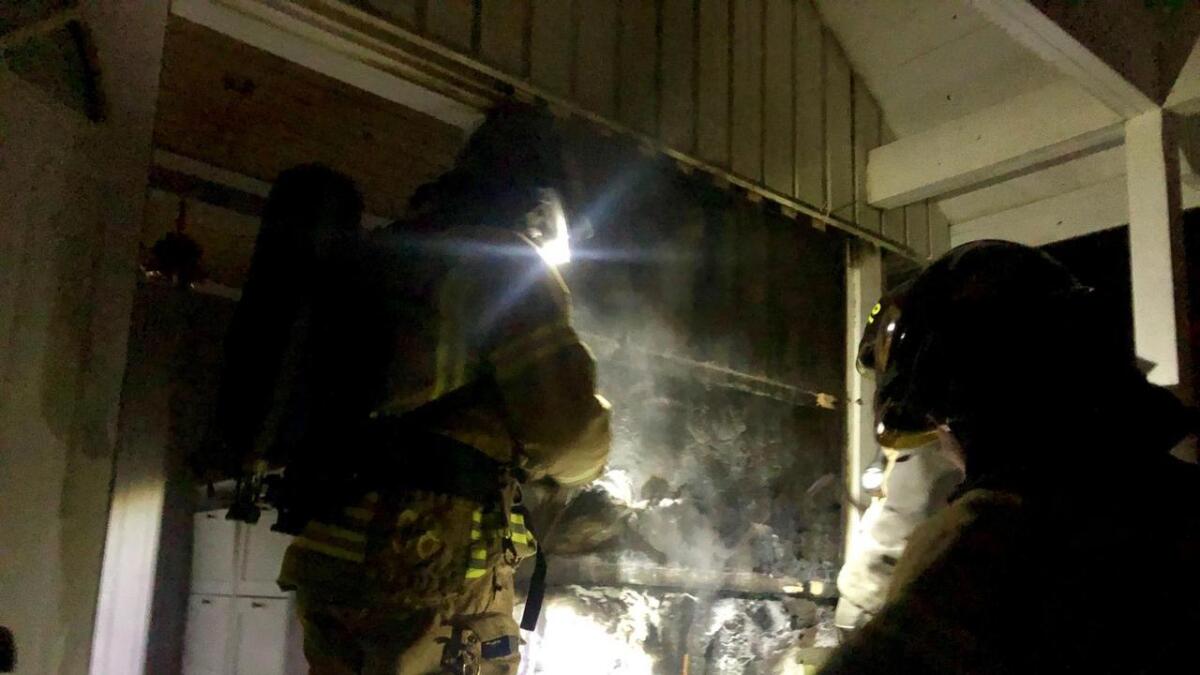 Natt til fredag starta det å brenne i eit hus på Geilo. Fire personar var i huset. Dei kom seg ut og fekk varsla brannvesenet.