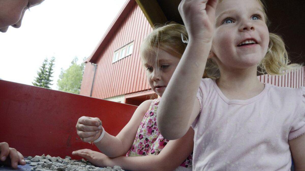 Det blir dyrare å sende ungane i barnehagen i Gol neste år. Her er Oda Regine Skoglund (t.h.) og Mie Sofie Løvseth Bøe i dokkehuset i Vesterhuset barnehage i sommar. (Arkivfoto)