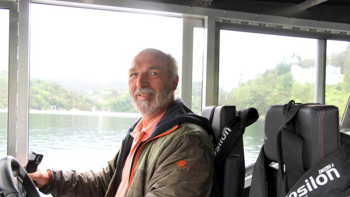 Uwe Dørrbecker (55) har sigla verda rundt som sjømann. I dag lyt han nøya seg med strekninga Lysøen-Buena.