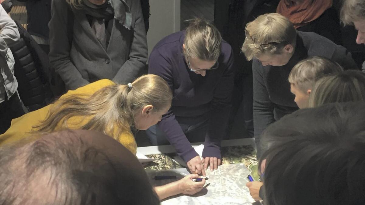 Bebuarane i Finnebrekka-området teikna og forklarte på kartet.