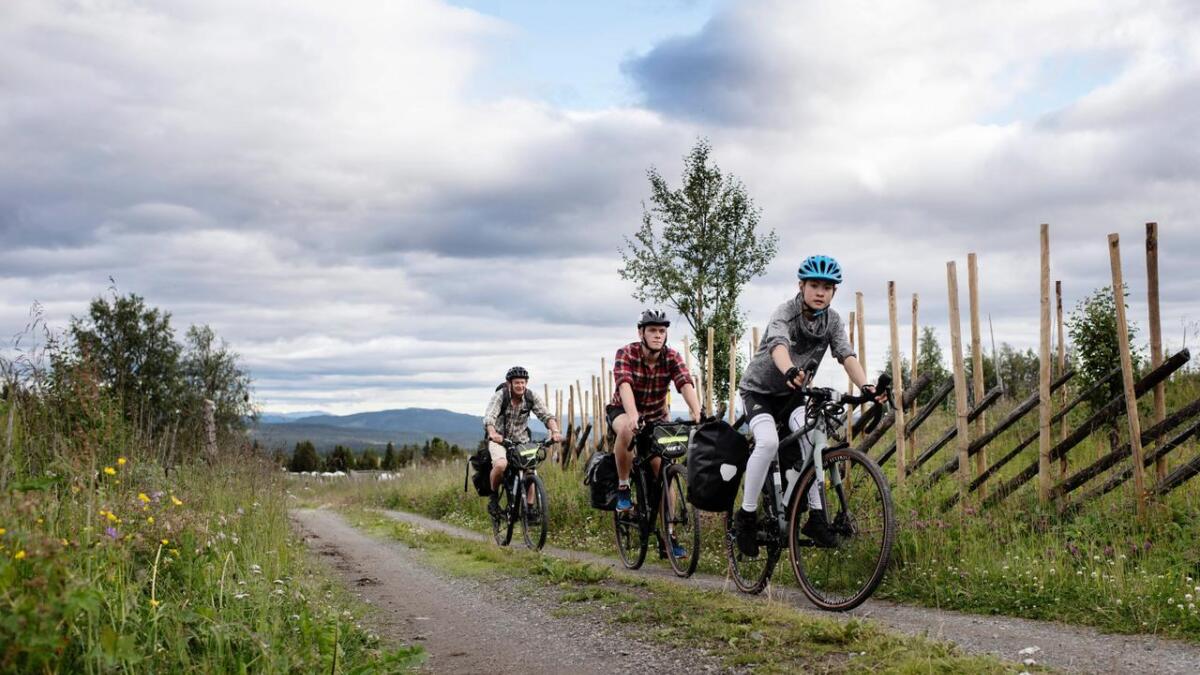 Erling Lae, Petter Sloreby og Simon Lae Ring kjem til hytta på Kamben fornøgd med å ha gjennomført turen. – Denne sykkelvarianten frå Oslo til Golsfjellet er for alle.