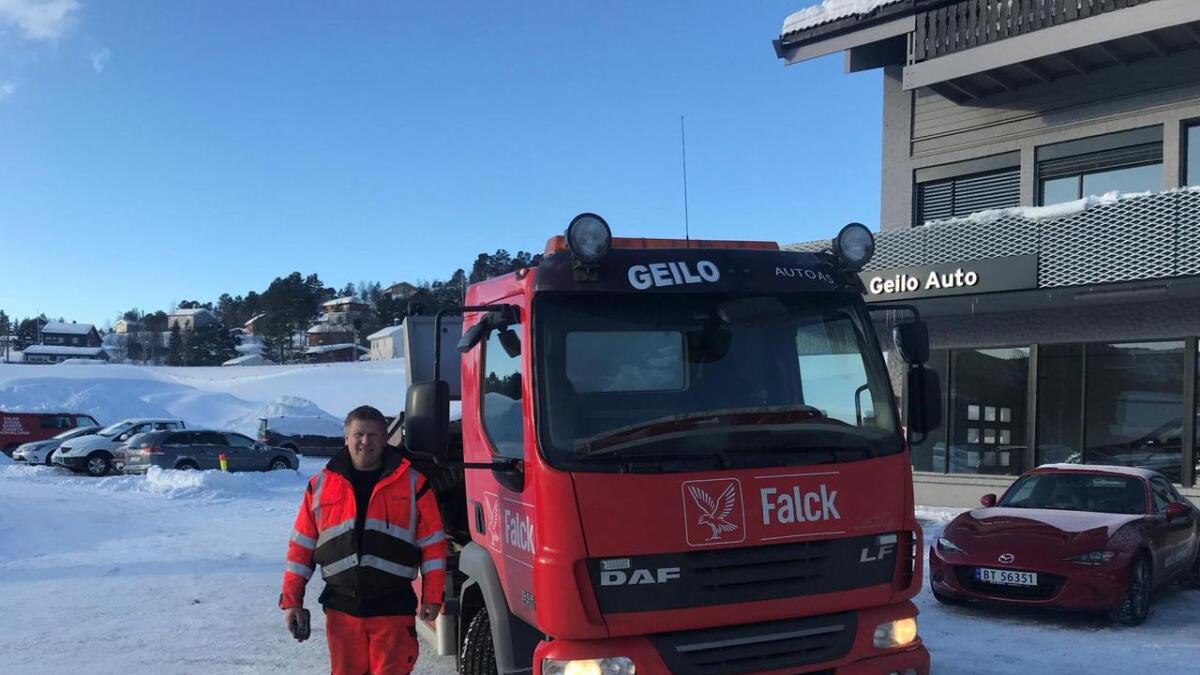 Geir Skriudalen og Geilo Auto har hatt nok å gjere så langt i vinter. Mange hyttefolk køyrer seg fast på veg til hytta.