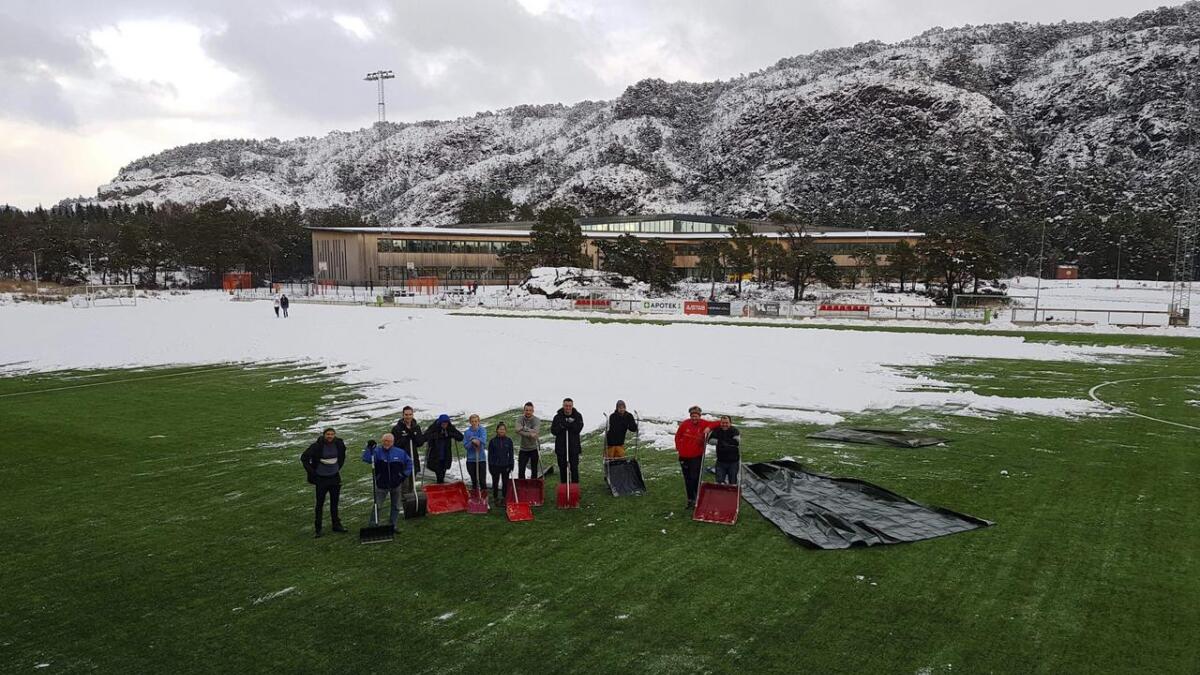 Det er ein tøff kamp mot klokka for å få rydda banen på Nore Neset for snø før Os A-lag sin treningskamp mot Fana torsdag kveld.