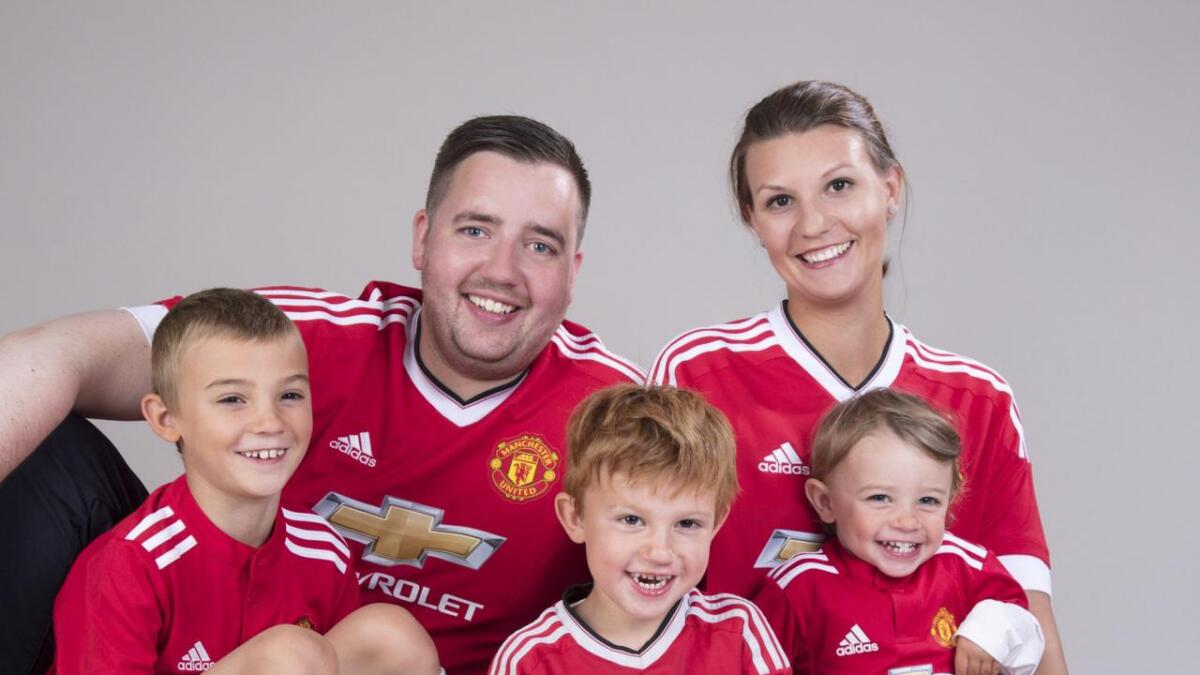 Ingen tvil om at familien Drange Holmaas er glade i fotball. Både foreldra Thomas og Rebekka og gutane Sander (f.v.), Sebastian og Sverre. heiar på Manchester United.