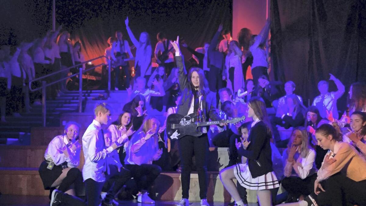 Fleire flinke elevar fekk testa seg i hovudrollene i School of Rock-musikalen på Nore Neset i løpet av veka. Her er det Isabell Reneé Aase som rockar scenen.