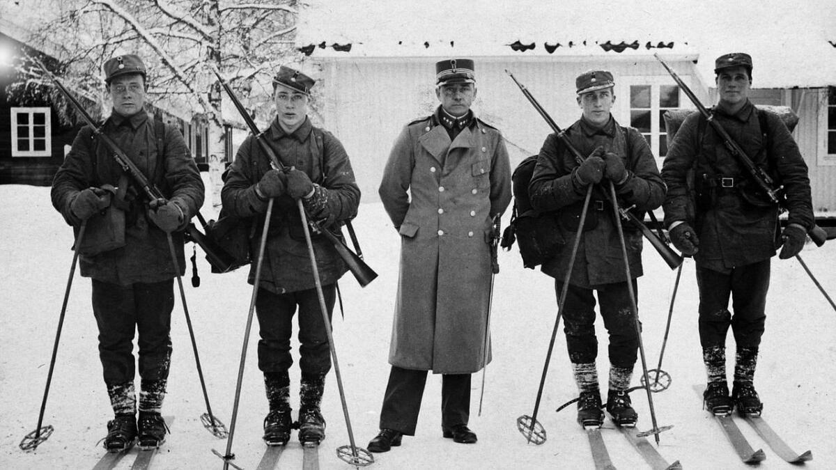 Kaptein Henrik Brun mellom soldatar på militær vinterskole på Elverum tidleg på 1930-talet.