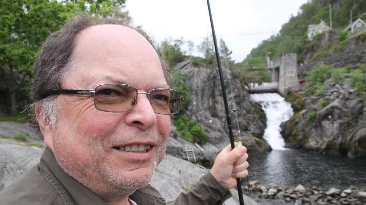 Hartvig Haugen har oppsyn og ser til at fiskinga går føre seg etter reglane i Sævareid.
