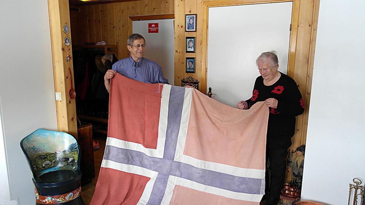 Henry og Britta viser fram flagget.