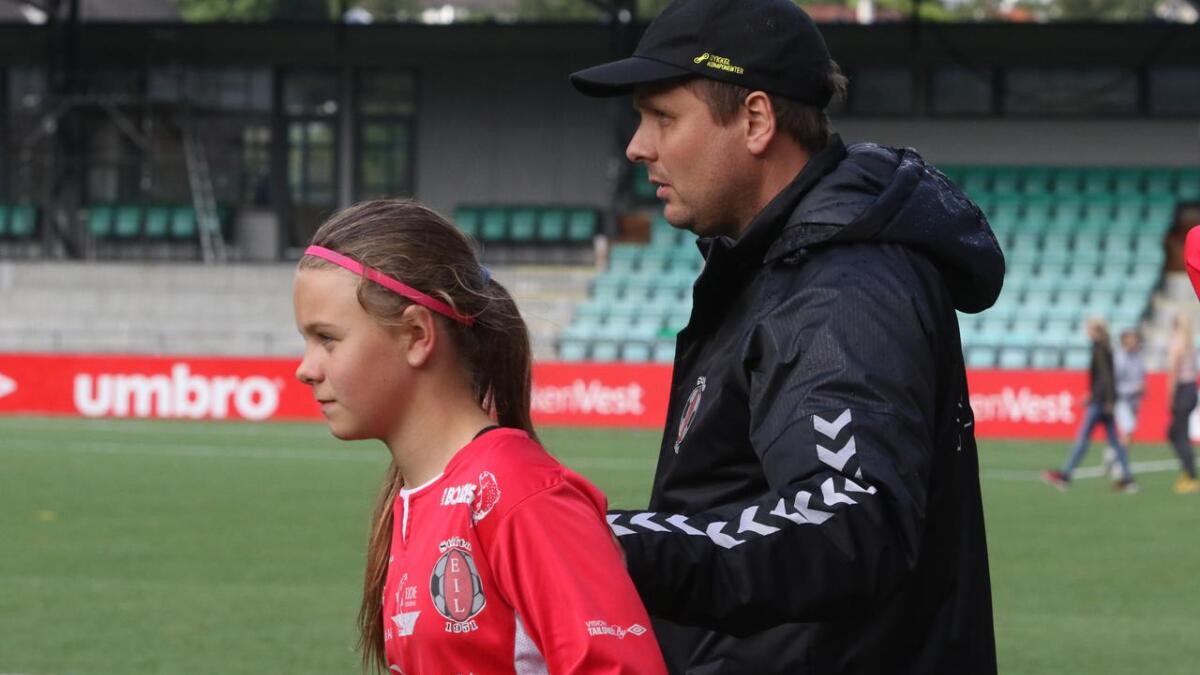 Trenar Stig Tveit er stolt av jentene på laget.