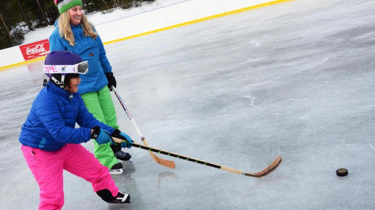 Christina Säll Wølneberg og dottera Saree har det kjekt på isen.