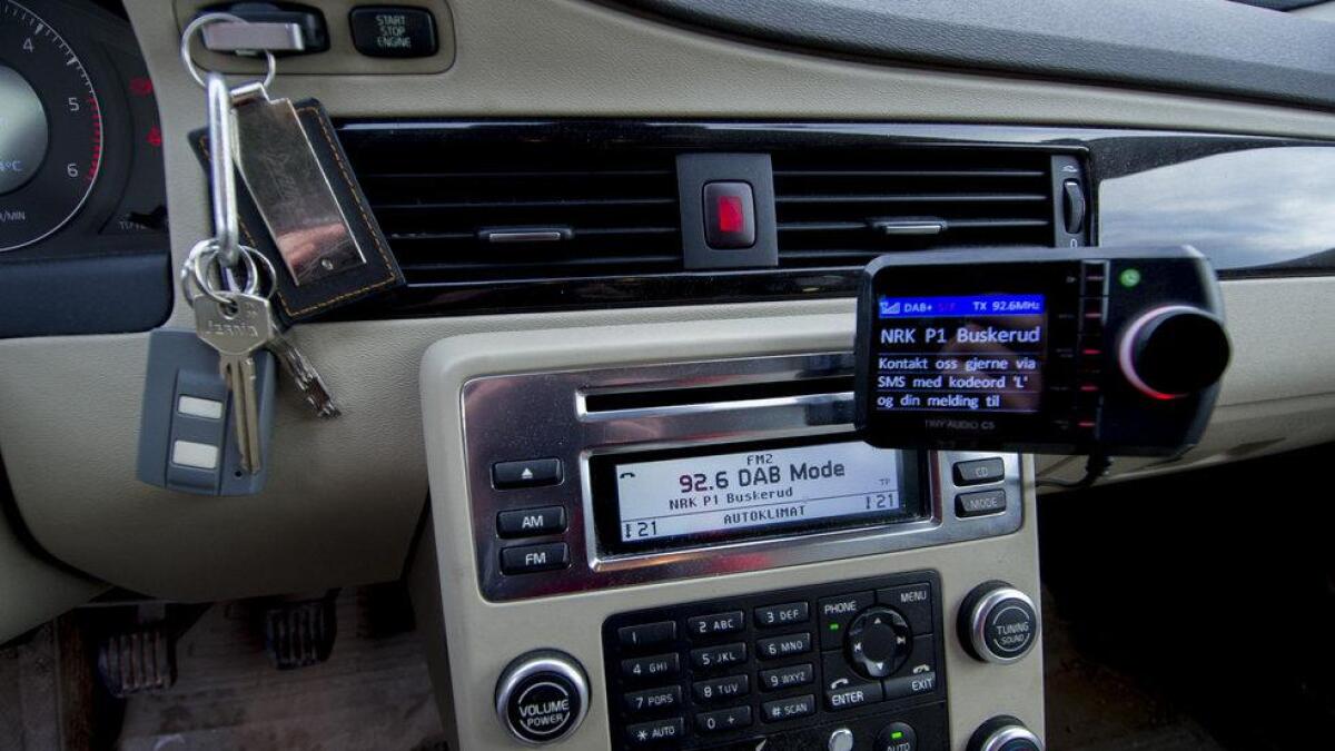 Løsningen i Ronny Haugens bil er en adapter som DAB-radio som sender lyd til bilen gjennom FM signal.