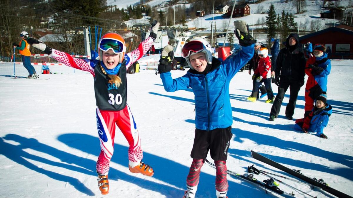 Venninnene Mathea Helle Trillhus og Mathea Markegård trivst på Bama alpinfestival.
