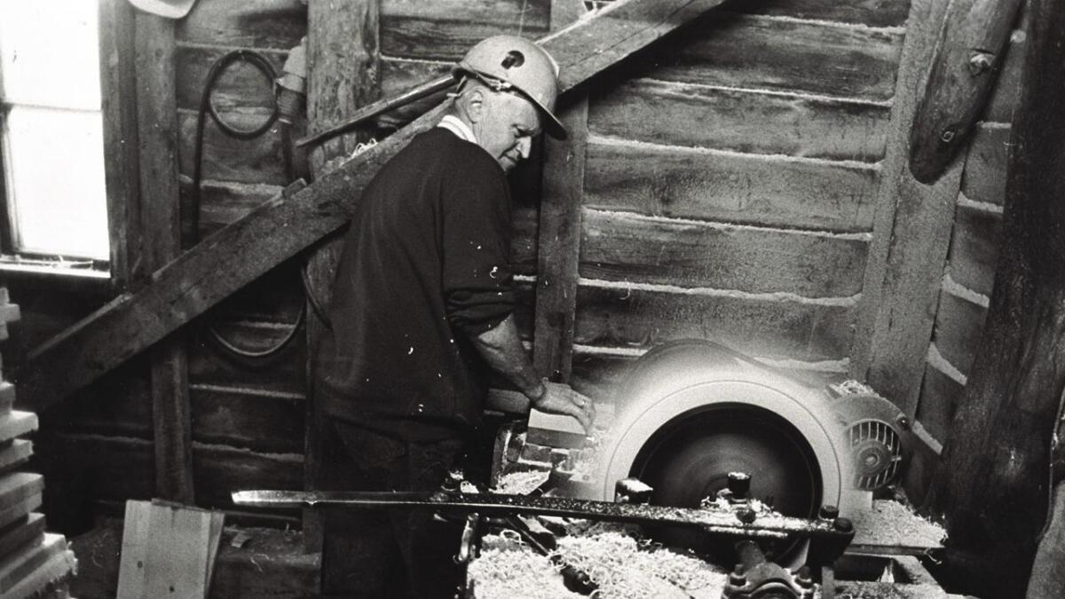 Olav H. Næss i arbeid i tønnefabrikken sin på 1990-talet