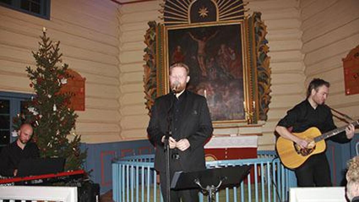 Kim Rysstad kom til sine eigne i kveld, og innfridde i ei fullsett Hylestad kyrkje. Til venstre Jacob Lund Paulsen, til høgre Knut Ingolf Brenna.