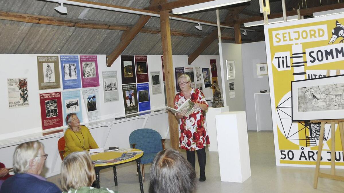 Reidun Øverland las dikt av Gudrun Brauti Knutslid til bilete av Jan Baker. Dikt og kunstverk er å finne i boka «Grafikk & Lyrikk» som Seljord kunstforening gav ut i 1994.