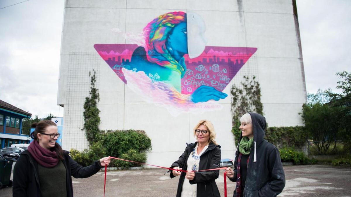 Streetart-kunstverket ”Drømmen om Sortland” ble avduket av ordfører Tove Mette Bjørkmo, her flankert av kunstnere Tina og Linda ”Zina” Aslaksen.