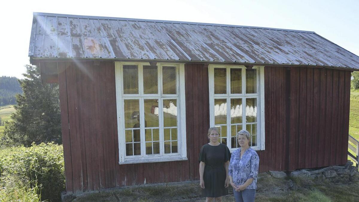 Den gamle skulen på Kostveit har alltid vore ein samlingstad i bygda. Signe Kostveit (t.v.) og Aslaug Kostveit. 						                     Båe