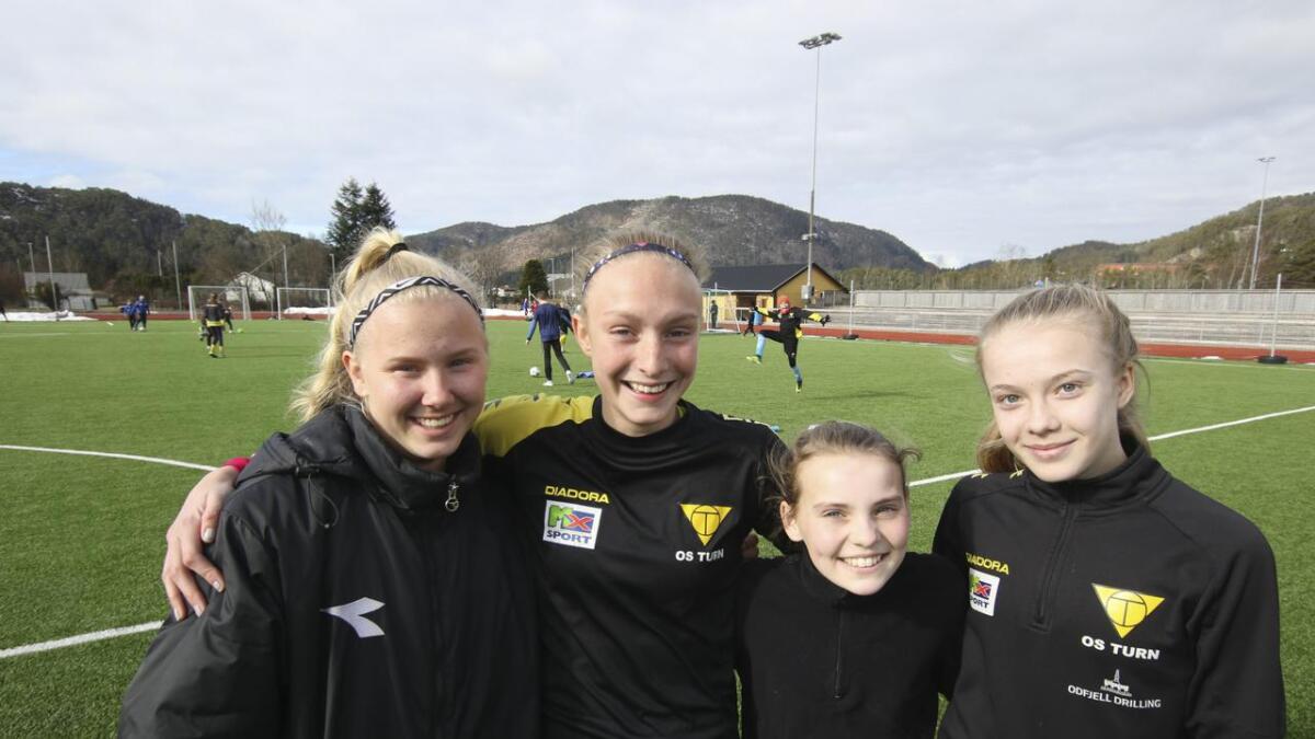 Jenter og gutar kosa seg med fotballdagen på Kuventræ. Her er Instruktør Tuva Søreide Solberg saman med Agathe Cöllestine Lekven, Nora Blindheim Nøss og Hedda Stamnes Lindbom.