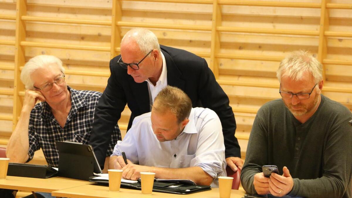 Svein Lang (Sp) og Bjarte Samnøy (KrF) prøver å formulera eit nytt punkt tre i intensjonsavtalen mellom Fusa kommune og AS Sambygg.