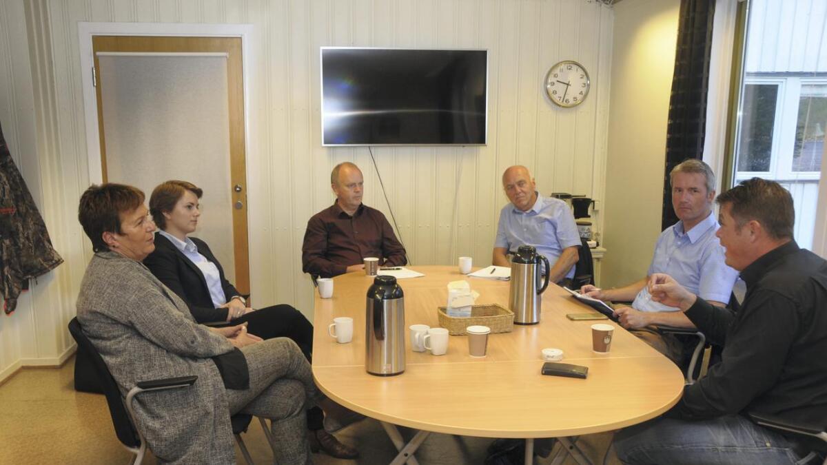 Halvor Homme (t.h.) i møte med Jan Sivert Jøsendal, Magne Reiersen, rådmann Sverre Sæter, Ingvild Rygg og Evy-Anni Evensen. 		Båe