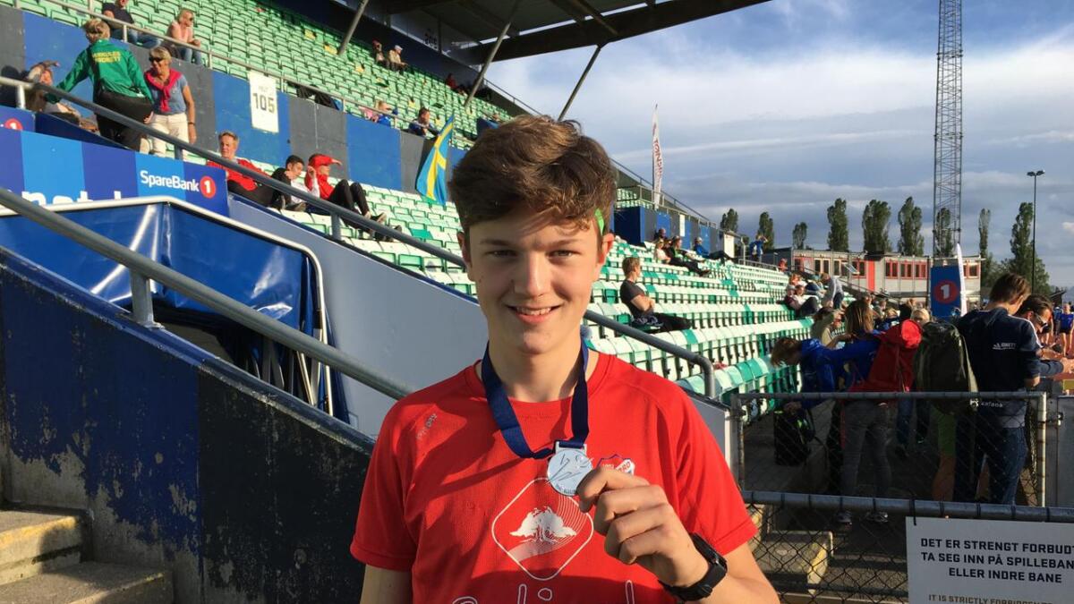 Herman Hogstad Sveinsson er årets komet i 15-årsklassa i fridrett. Sundag sette han ny pers på 100 meter og tok bronsemedalje i Bærum.