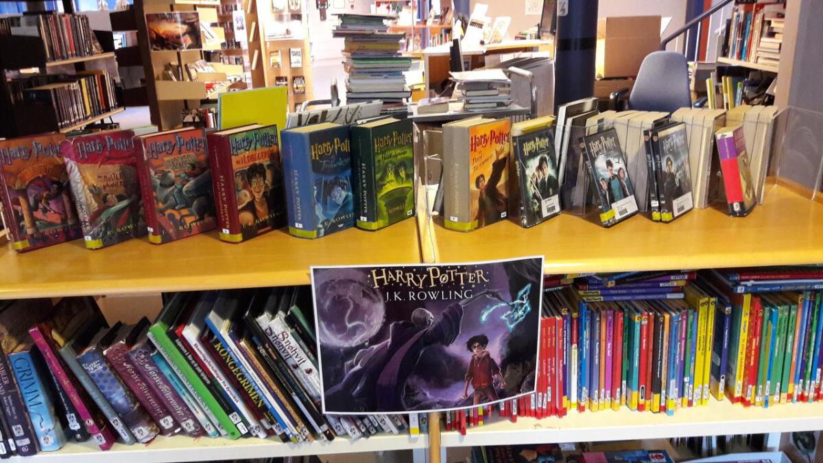 Harry Potter-bøkene var sjølvsagt på plass.