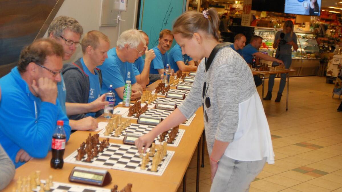 Valentina Gunina fra Russland spiller simultansjakk med 15 deltakere fra Sortland sjakklubb i Skibsgården.