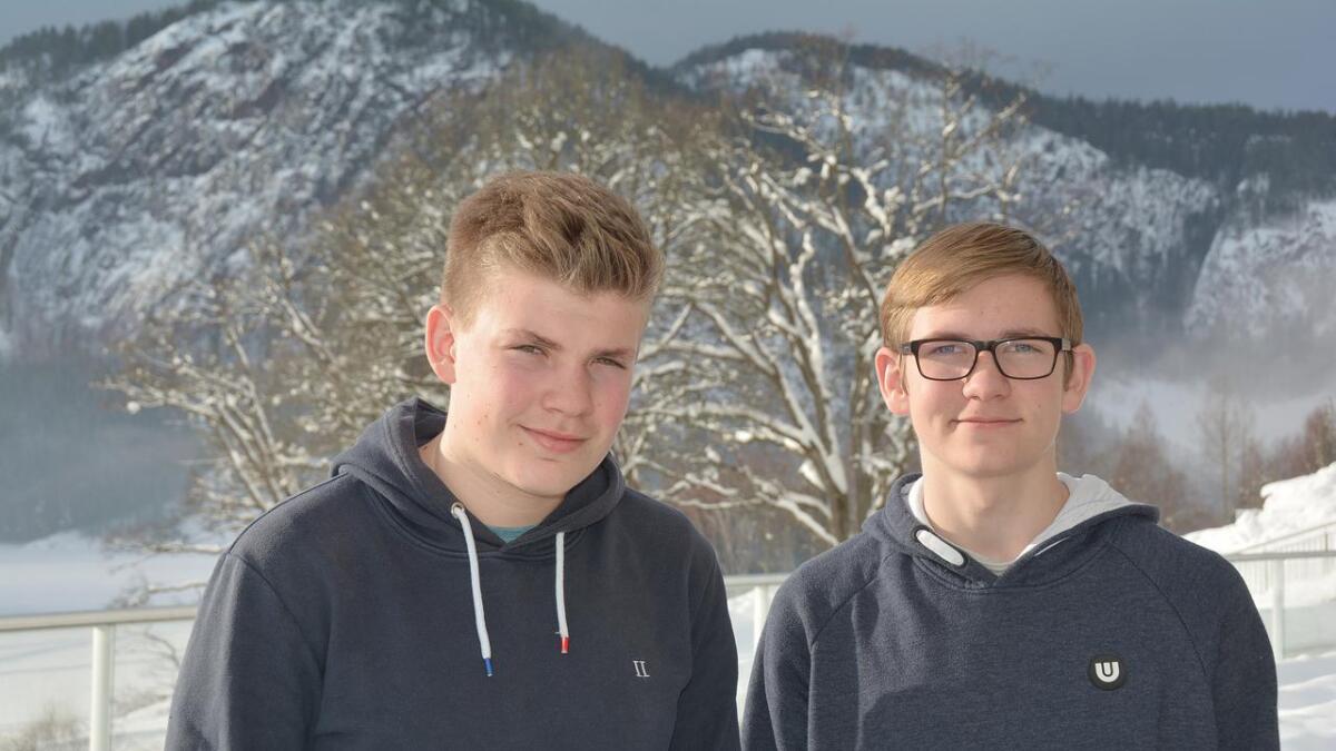 15-åringane Tobias Wåle frå Sauland (t.v.) og David Holt frå Gungedal var på skulebesøk i helga, og håpar dei er elevar ved Kvitsund gymnas til hausten.