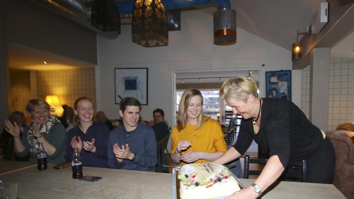 Styreleiar i Bjørnafjorden næringsråd, Mette Fagerli, overraska Elin Bryn Thorsen med bursdagskake på 30-årsdagen hennar.