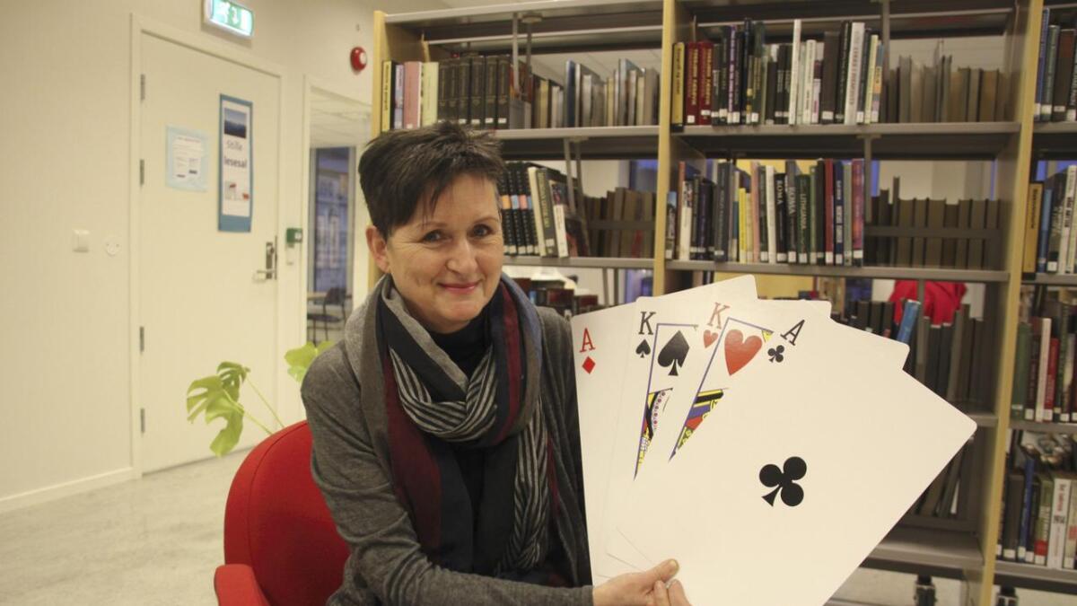 Torhild Rasmussen i Os Bridgeklubb har halde bridgekurs for vaksne i lang tid. No skal ho læra kortspelet til ungdom, saman med fleire andre medlemmer i den lokale bridgeklubben.