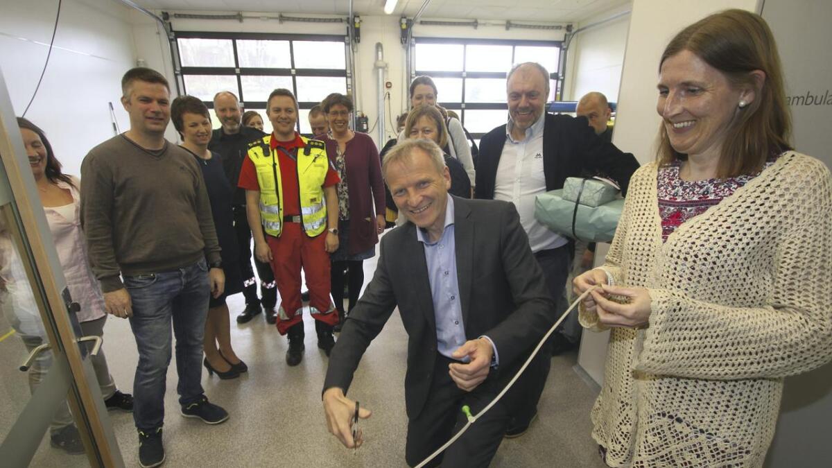 Administrerande direktør i Helse Bergen, Eivind Hansen, fekk æra av å klippa snoren under den offisielle opninga av ambulansestasjonen på Moberg.