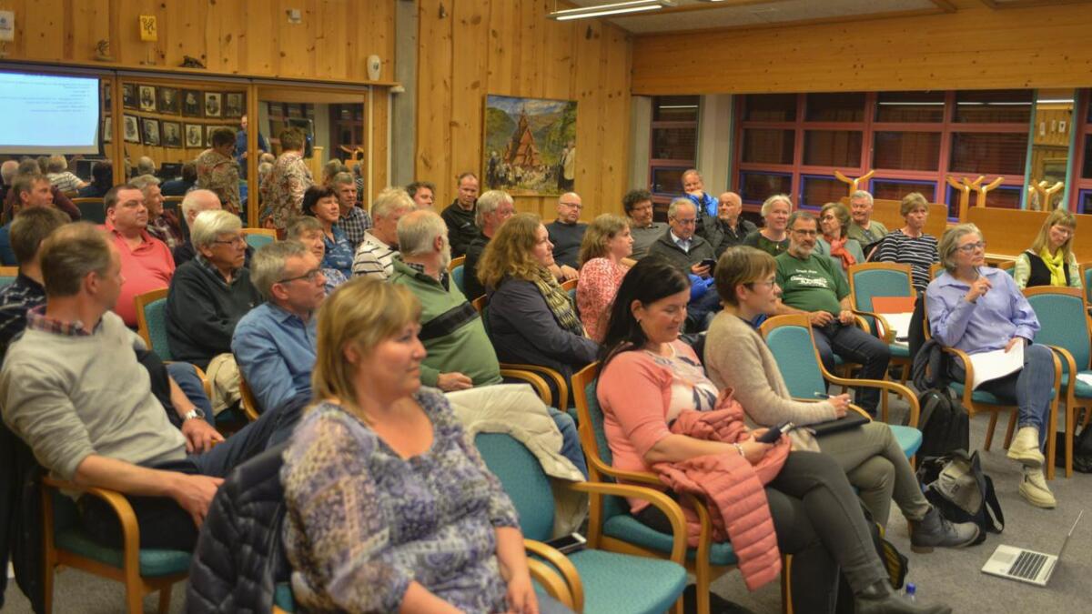 Det var møtt fram bra med folk då Senterpartilaga inviterte til folkemøte for å prate om hytteutbygging.