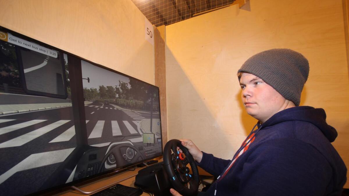 Mattias Herland prøvde seg som bussjåfør på bussimulator-spelet til Tide. Han var så konsentrert at han ikkje kunne sjå bort frå skjermen.
