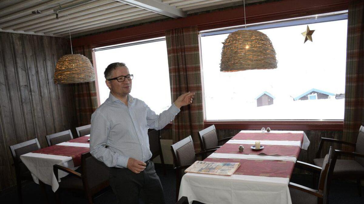 Kåre Berg har brukt fleire hundere tusen kroner på å ruste opp fleire overnattingsrom og restaurant i haust.