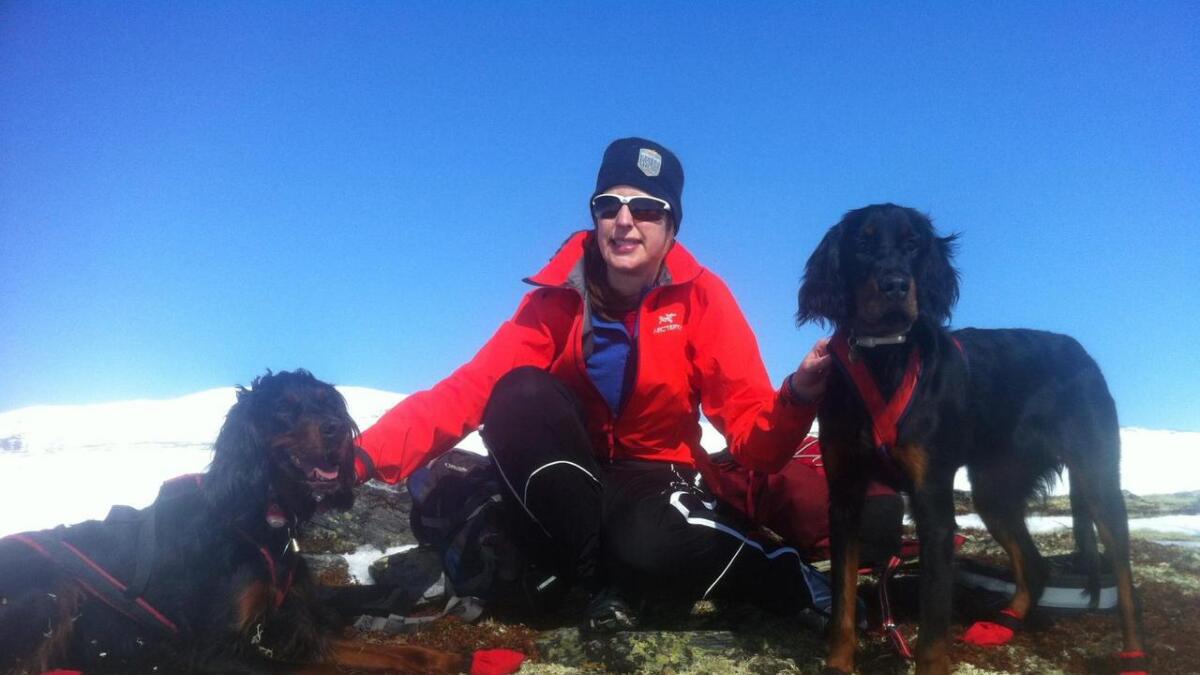 Mari Grefslie har vore på ålingsfjellet saman med familiens to hundar, Vilja til venstre og Mira til høgre, mange gonger, blant anna i april 2014 då det var mykje mindre snø og ingen ekstraordinær bandtvang.