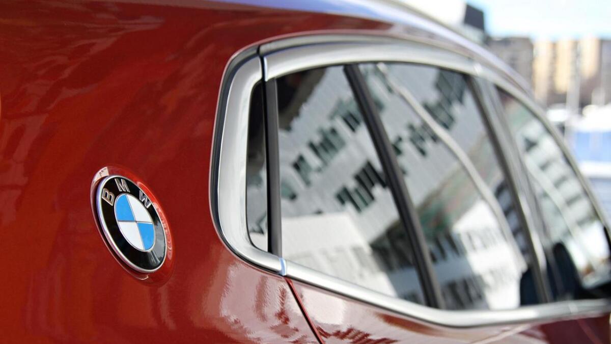 BMW-merket på C-stolpen er eit hint til produsentens klassiske sportsbilar, og det gjer at ein lett ser at det er ein BMW, også frå sida.