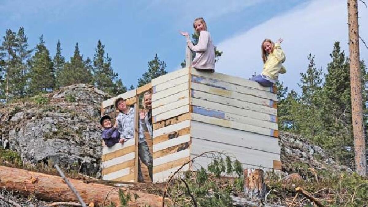 Tarjei Gaastjønn (f.v.), Henrik Taraldlien, Nora Hellstrand og tvillingane Randi og Else Pedersen byggjer hytte i snauhogsten på Åmdals Verk.