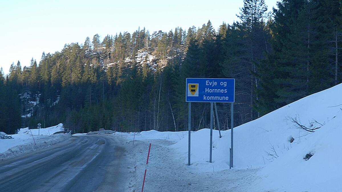 Hovlandsdalen vart ein del av Evje og Hornnes kommune frå 1. januar, men skilta står framleis der dei alltid har stått.