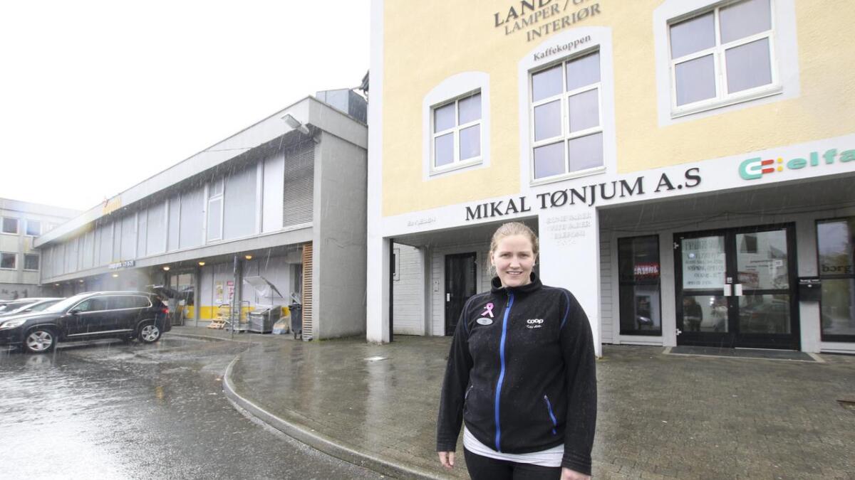 Linda Veivåg er sikker på at butikken hennar i Midtpunkt-huset på Osøyro blir meir attraktiv når dei går frå å vera Coop Prix-butikk til Coop Ekstra.