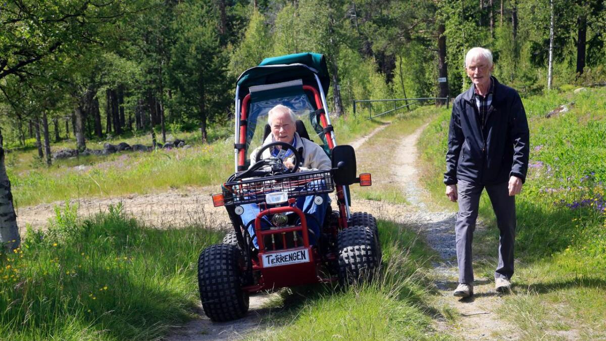 Her er dei på tur med Terrengen-bilen. Ofte må Sverre gå framfor for å sjå etter hindringar i terrenget.