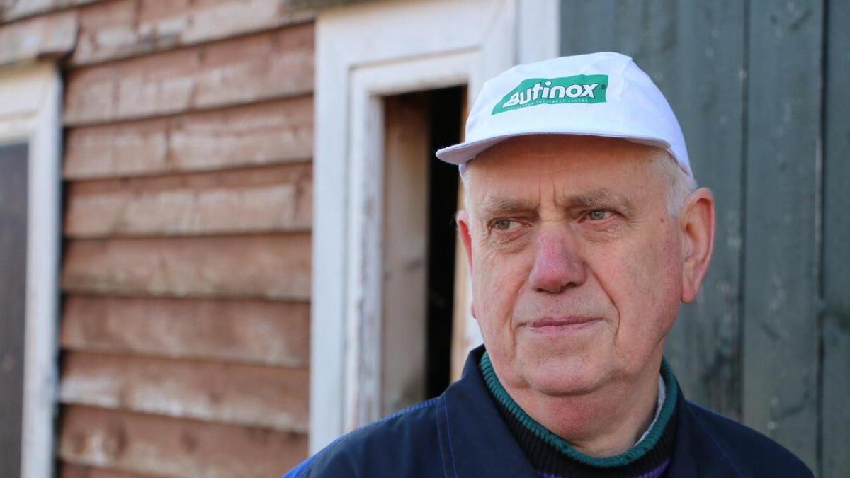 Einar Sauholmen (68) held til på Bergegrend i Fusa, der har han drive med båtreparasjonar i 35 år. I dag fekk den viktige tradisjonsberaren Anders Engevik sin kulturvernpris for 2016. (Arkiv