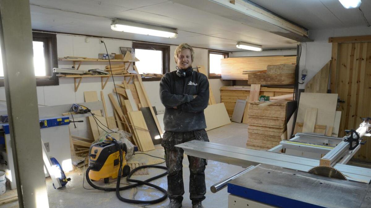 Jonas Tollefsen Rodegård (24) etablerte møbelsnekkeri i saue- stallen. Det var lurt.