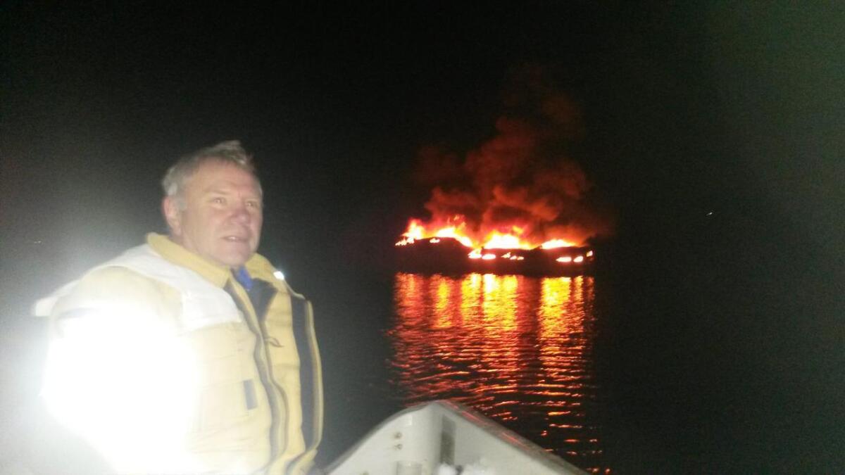 Brannsjef Gunnar Hatlelid på veg mot den brennande sjarken i natt.